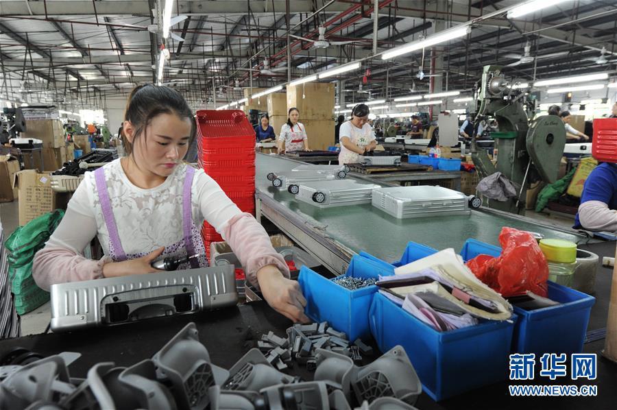 4月3日,河北省保定市白溝新城一家箱包加工企業工人在生產.